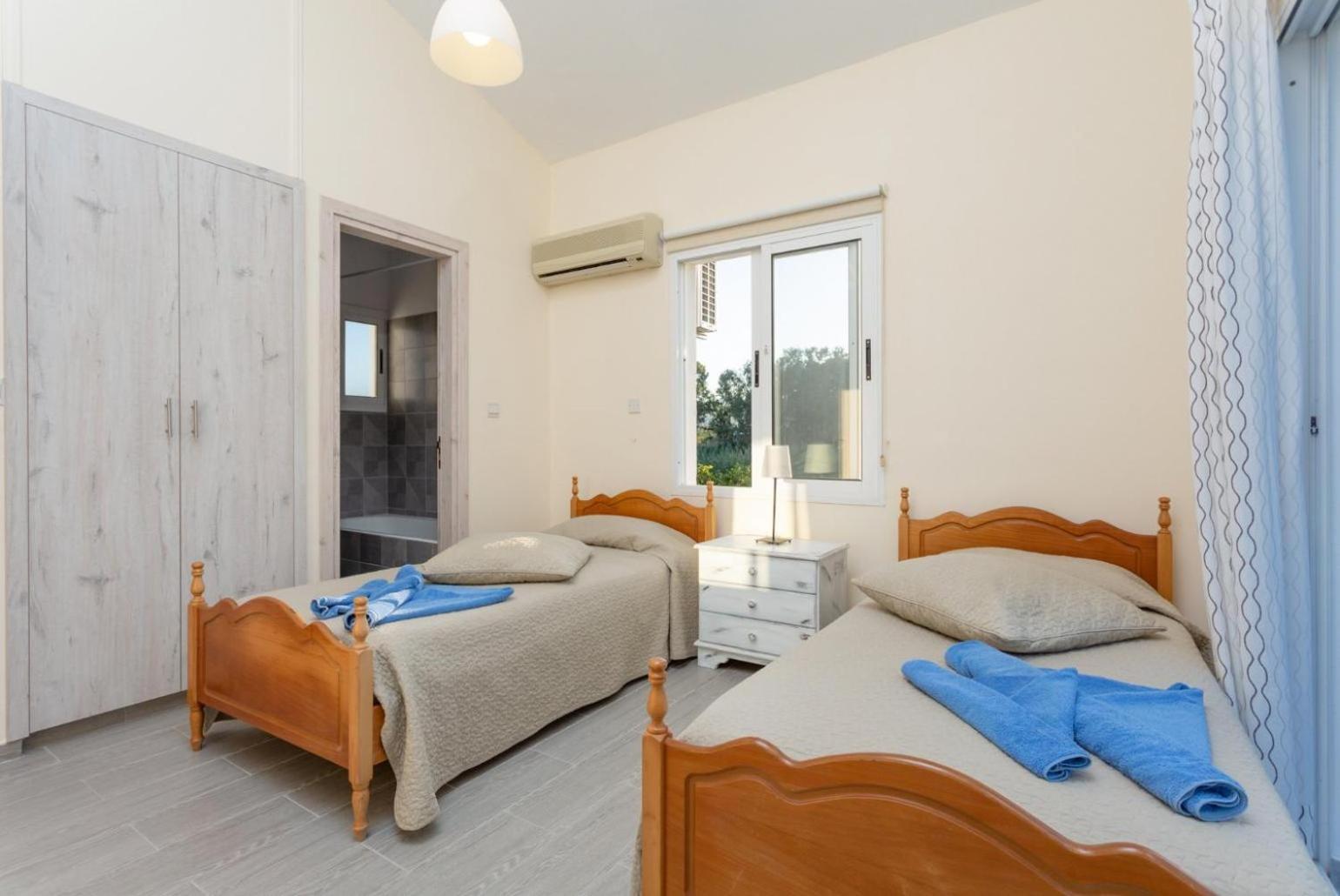 Sun Beach Villa Tria Polis ภายนอก รูปภาพ